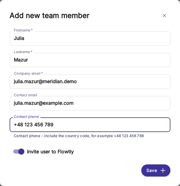 Formularz dodawania nowego członka zespołu z imieniem, nazwiskiem, firmowym adresem e-mail, kontaktowym adresem e-mail i kontaktowym numerem telefonu oraz włączonym przełącznikiem zaproszenia użytkownika do Flowtly.