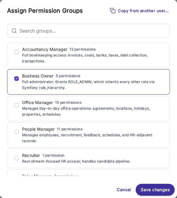 Okno przypisywania grup uprawnień z listą Accountancy Manager, Business Owner, Office Manager, People Manager i Recruiter, każda z liczbą uprawnień i opisem.